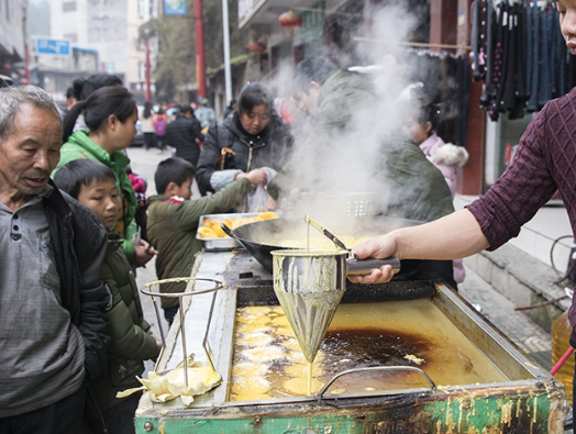 现炸玉米饼市民争相抢购,年轻小伙特色食品赚大钱