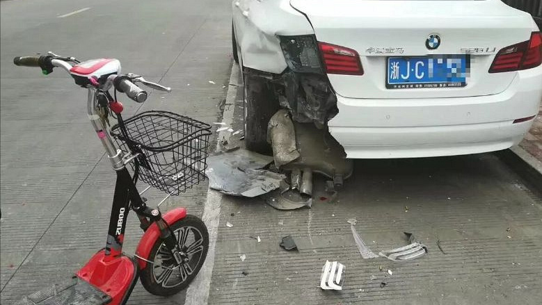 開車被電動車撞了,只能捏著鼻子賠錢嗎?交警:時代變了