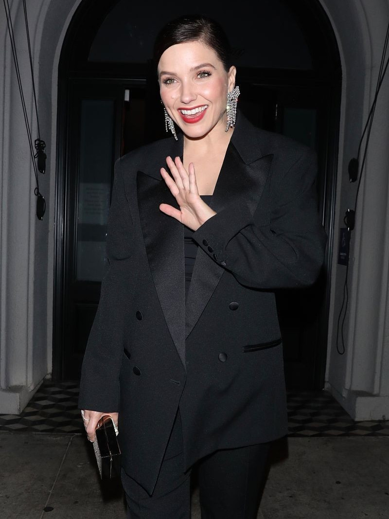 索菲亚·布什戴夸张耳环十分的吸睛,扎低马尾妆容精致女人味十足