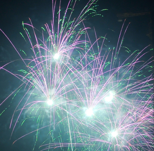 美图:满天绽开的烟花仿佛在向2018年挥手告别