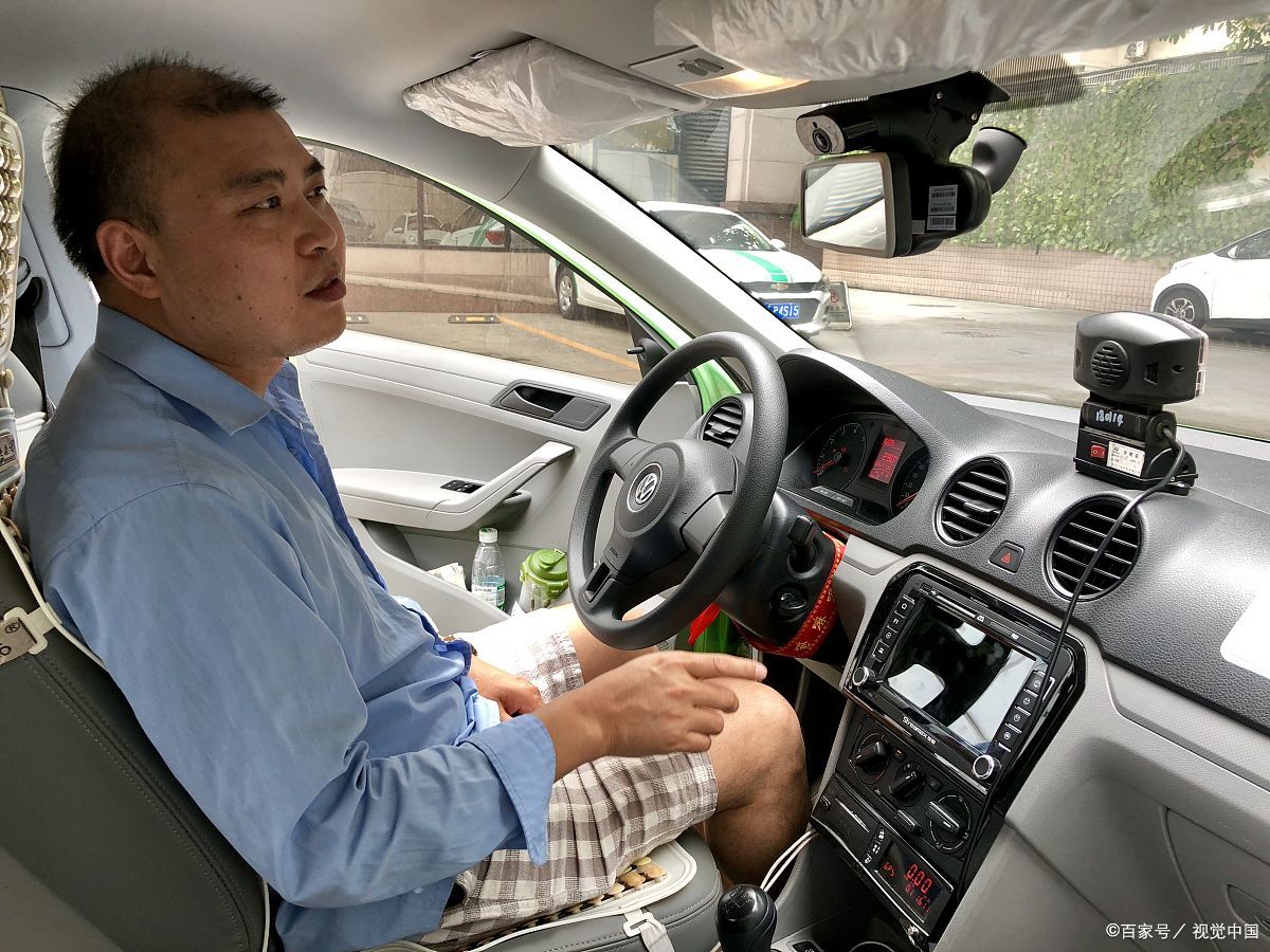 今年夏天,重庆一名女大学生乘出租车,遇到一个很油腻