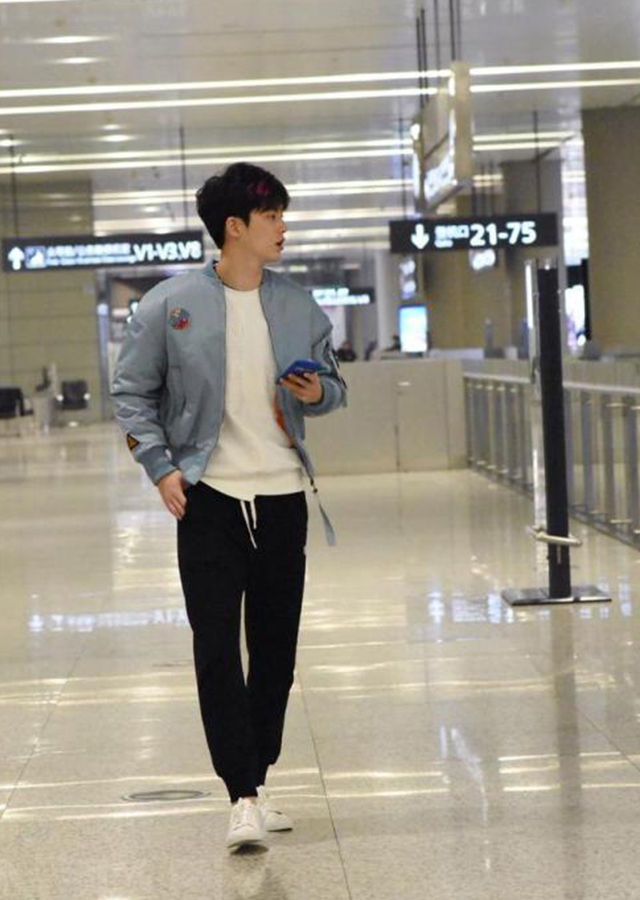 顺毛董力显得那么乖巧,确认过眼神,还是那个呆萌可爱的小哥哥!