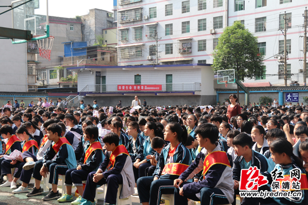 保靖雅丽中学举行禁毒宣传万名青少年签名活动