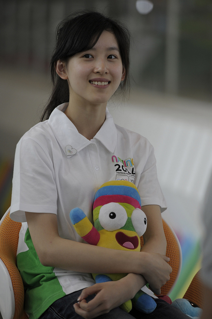 照片中,章泽天身穿美拉德长款毛衫外套,毫无修饰的面容展露出她天生的