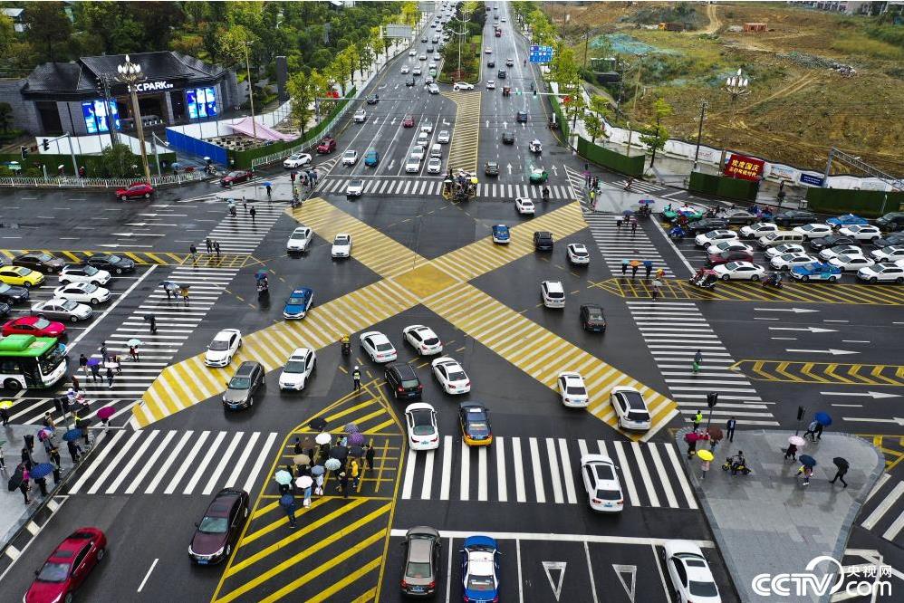 贵阳首设"十"字斑马线