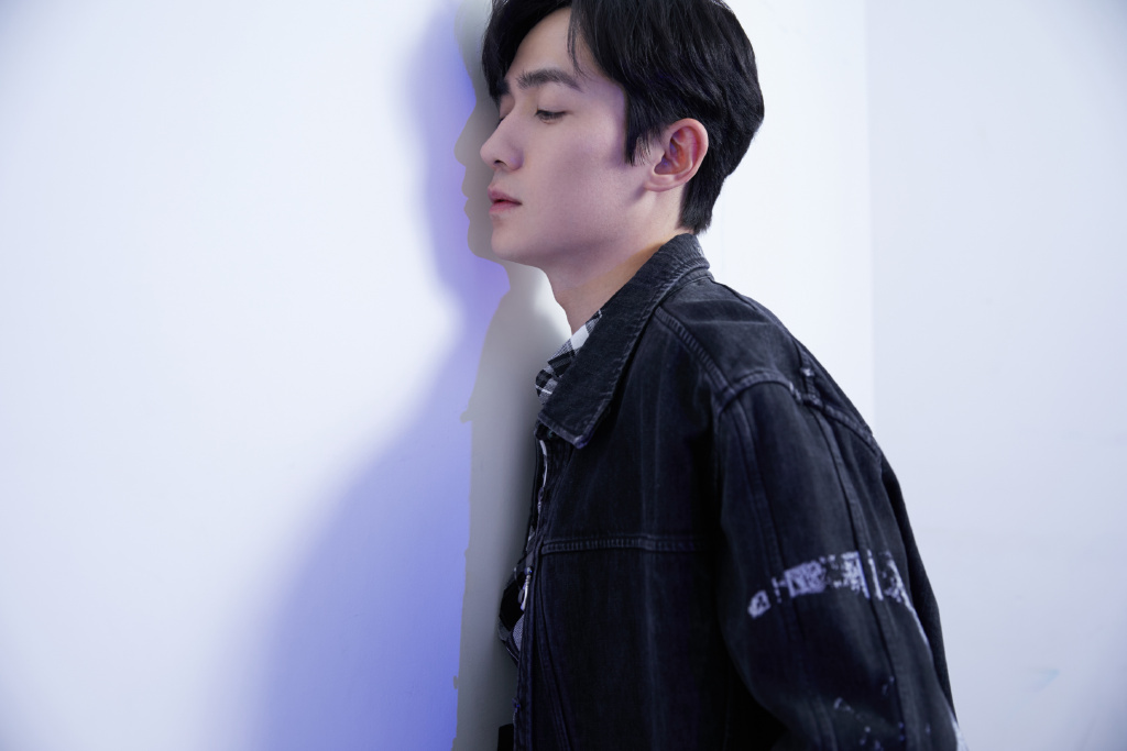 照上的朱一龙的侧脸也太帅太完美了吧,好想变成那面墙,想和龙哥脸贴脸