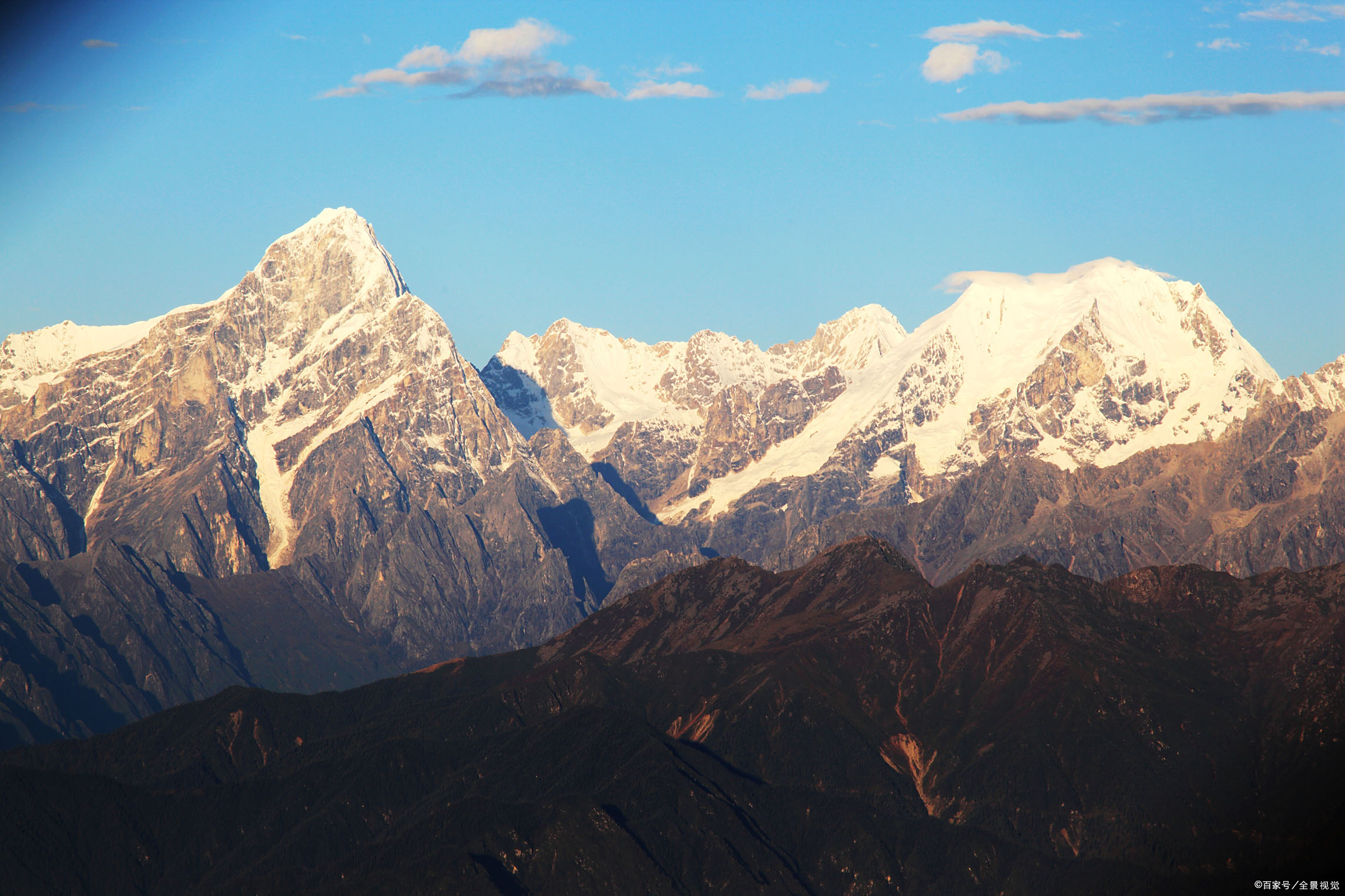 小伙独身一人爬上3000米高原头痛欲裂,仍被美景惊艳:还要来!