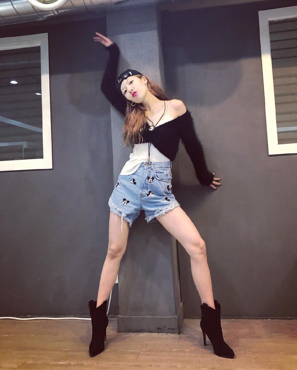 金泫雅终于换上超短裤,大冬天秀腿不吝啬,上衣换成吊带装更抢镜