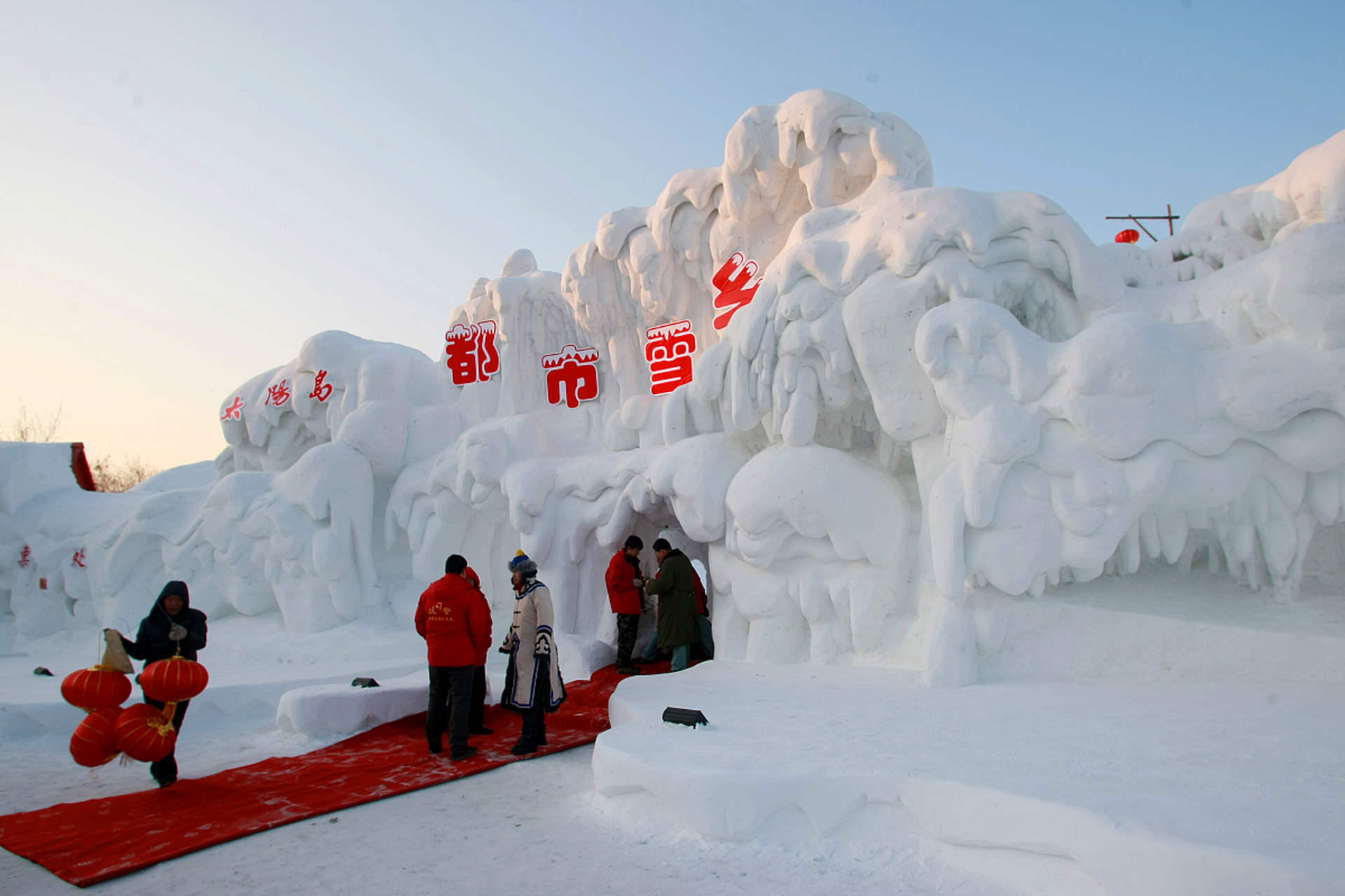 二浪河风景区和雪乡都是中国东北的冰雪旅游胜地,各有独特景观和活动