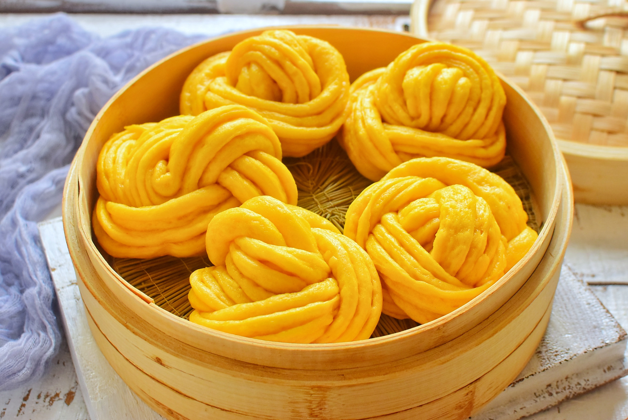 南瓜花卷,少吃一顿都难受,卷一卷轻松搞定,口感松软,层次分明