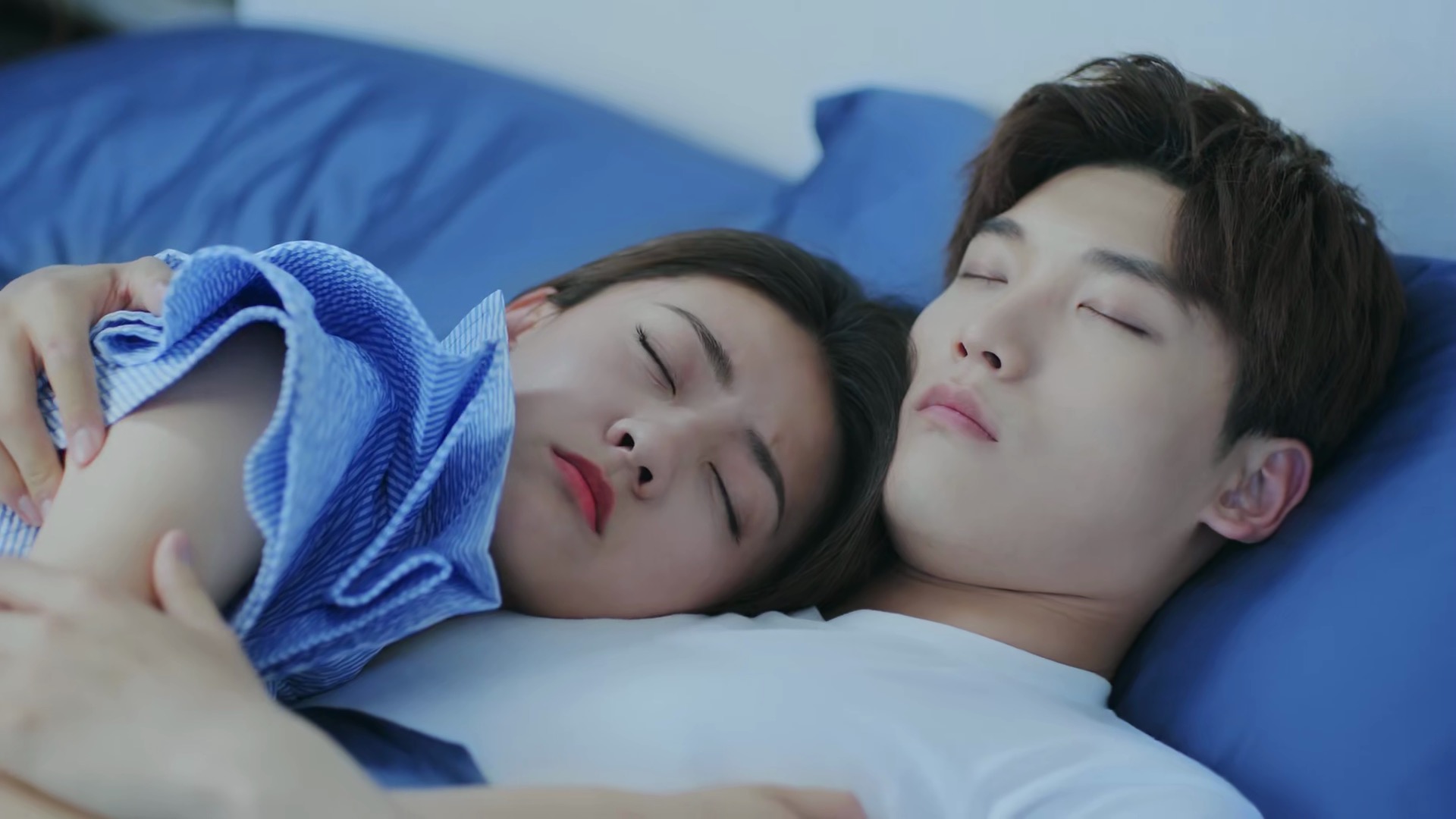 《双世宠妃2》开播,坦诚夫妇迅速同居,邢昭林现代造型很抢镜