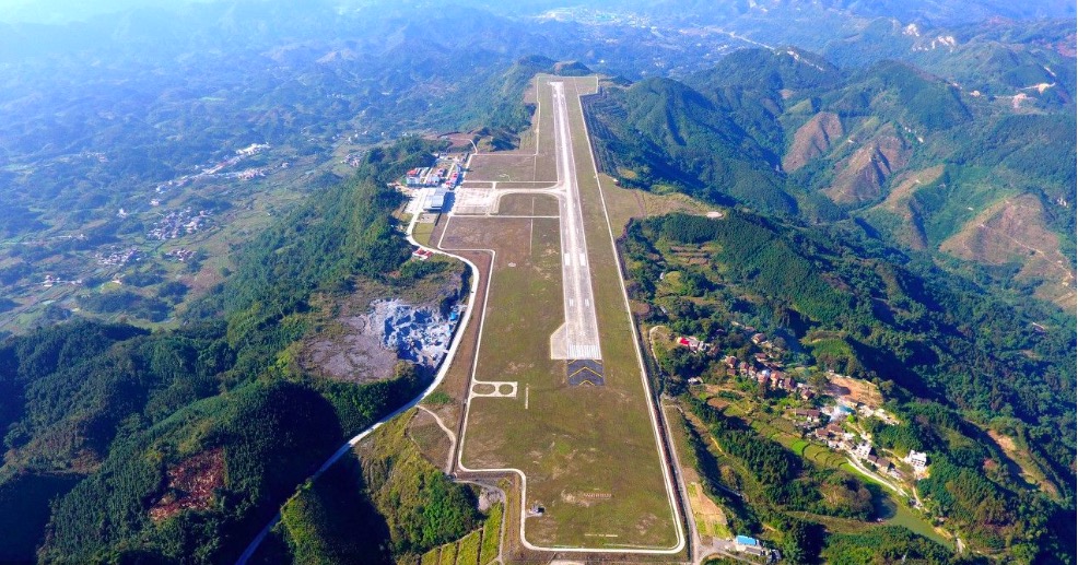 广西最危险的机场,跑道宽只有40多米,为建它削平65座山顶!
