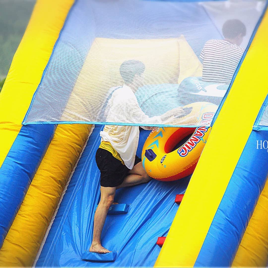 吴世勋赤脚攀登,网友:我只关心你的大长腿