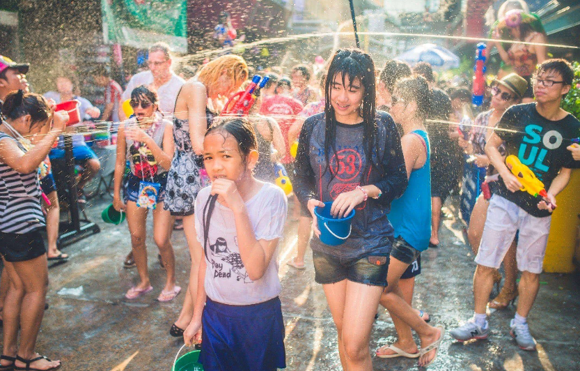 泰国这个节日男生期待,女生矛盾:虽然被"虐",但是很开心
