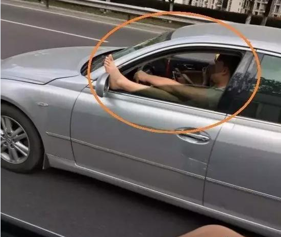 最后,小编在此提醒各位老司机开车一定要注意安全.