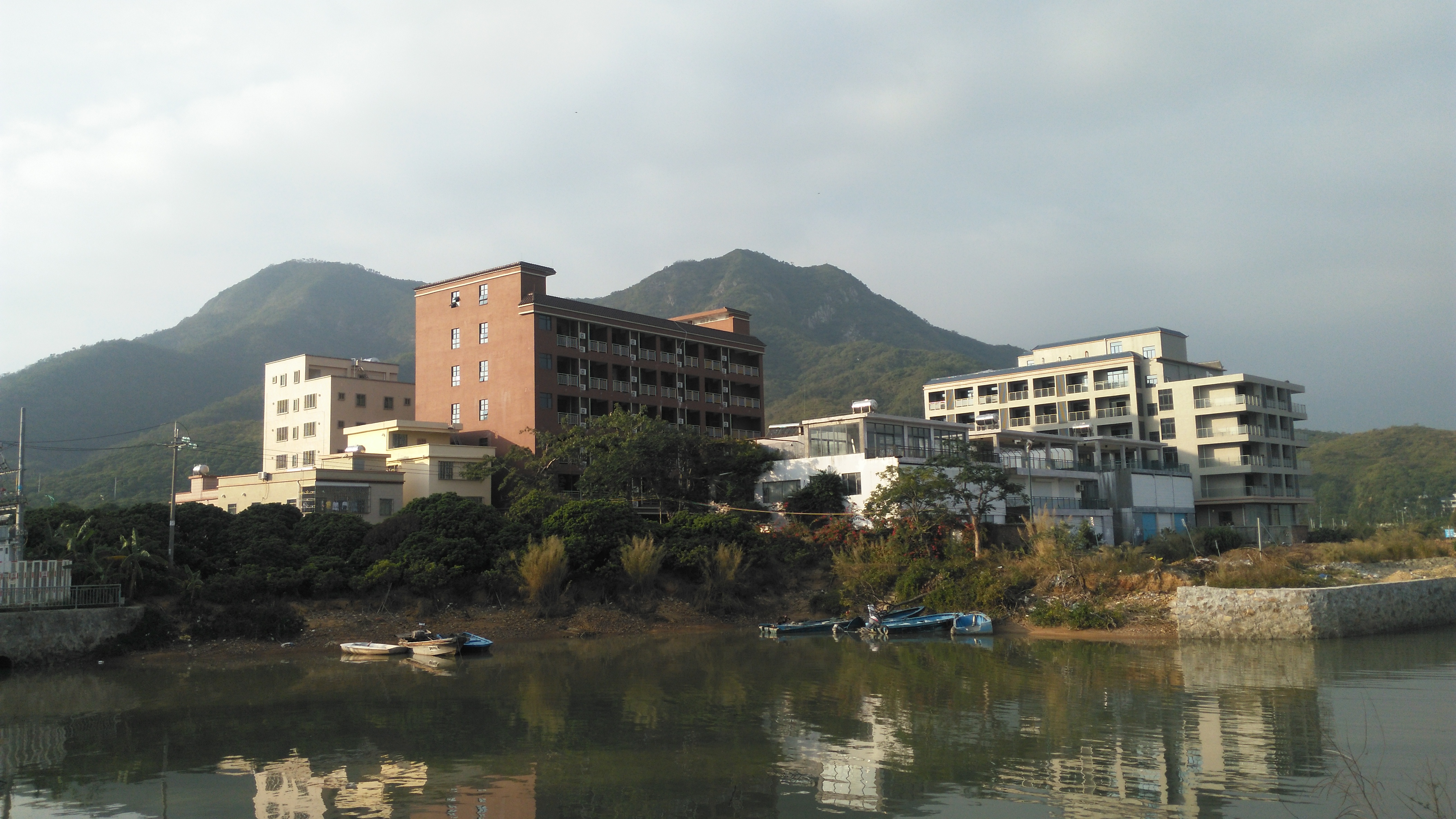 惠州阿婆角海边有一条小渔村,它的名字叫黄埔角