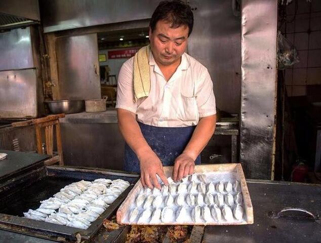 80后中年大汉做早餐,五毛一个抢着吃,食客嘴上说失望第二天还来