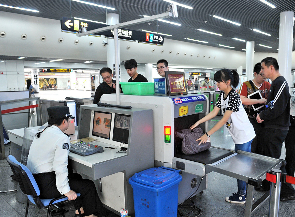 地铁安检员工作受90后追捧,月薪3000的背后,多数年轻人不想努力