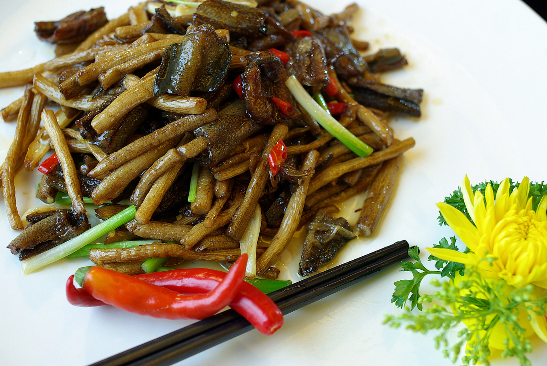 烹饪时需注意火候和调料的搭配.[原文:经典上海菜:鳝丝茭白的