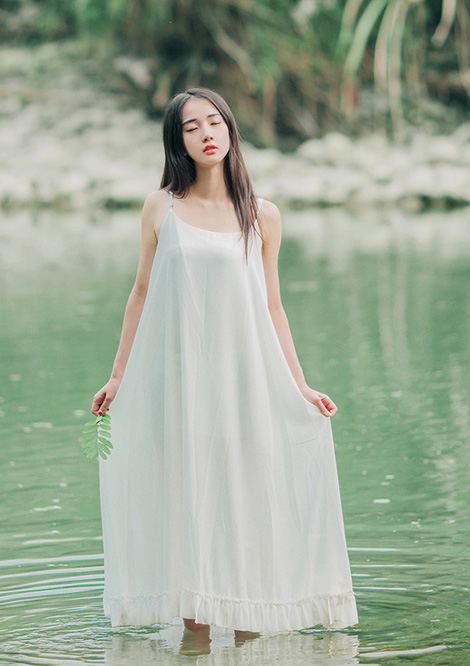人像摄影:白色吊带长裙美女河边的唯美写真