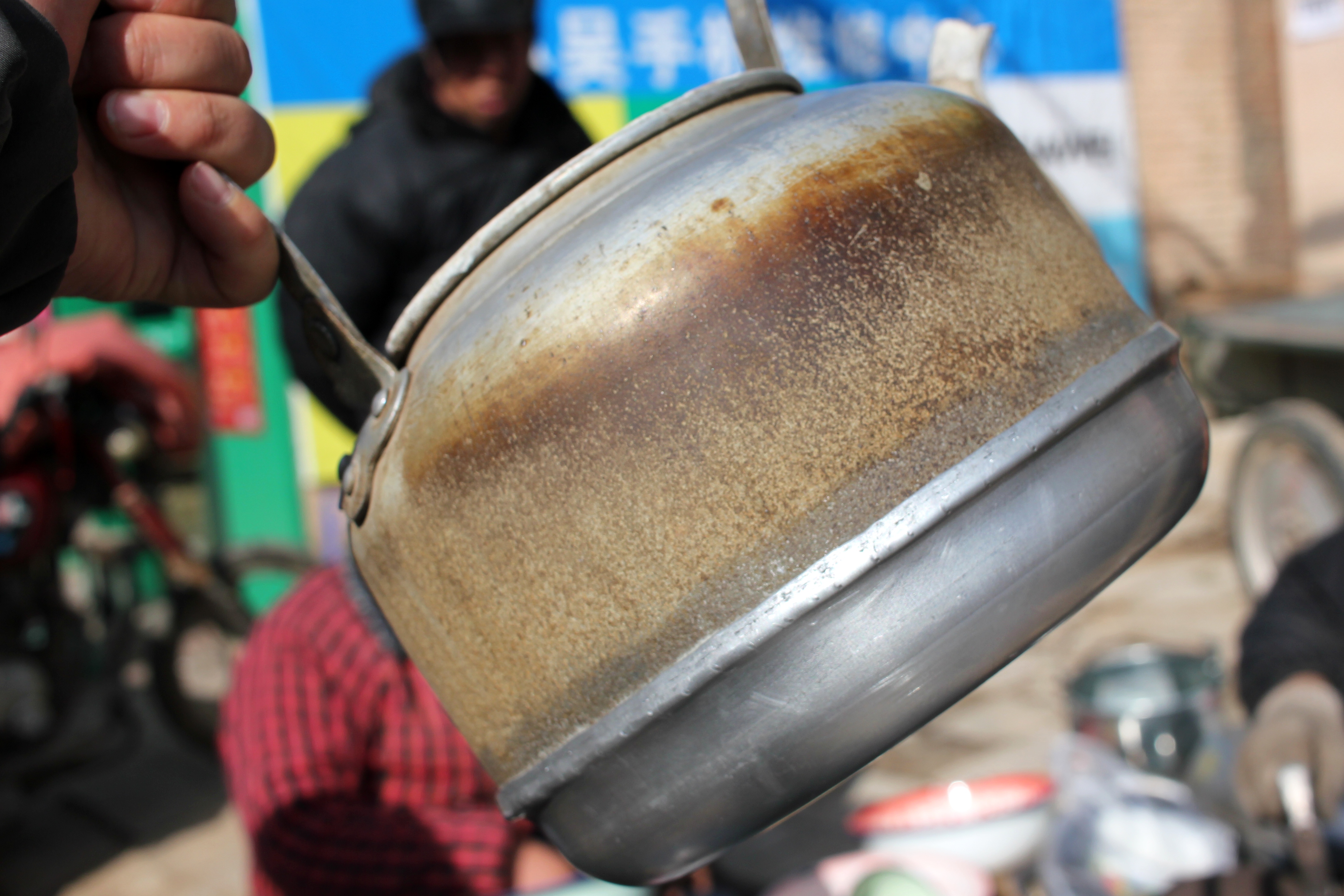 每月只干10天,夫妻坚持30年补锅,锅碗瓢盆啥都补,补盆只收1元