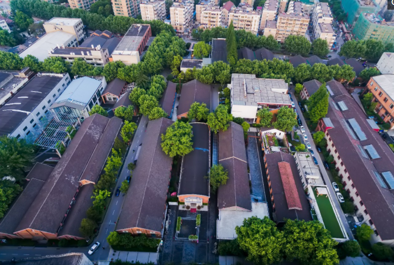 北接内秦淮河,院内屹立着两棵百年银杏树——秦淮区菱角市66号,从1897