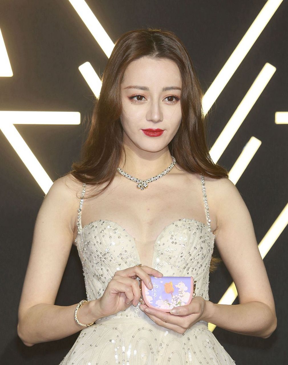 迪丽热巴蝴蝶骨好明显#  最近,明星迪丽热巴因为她的蝴蝶骨引起了