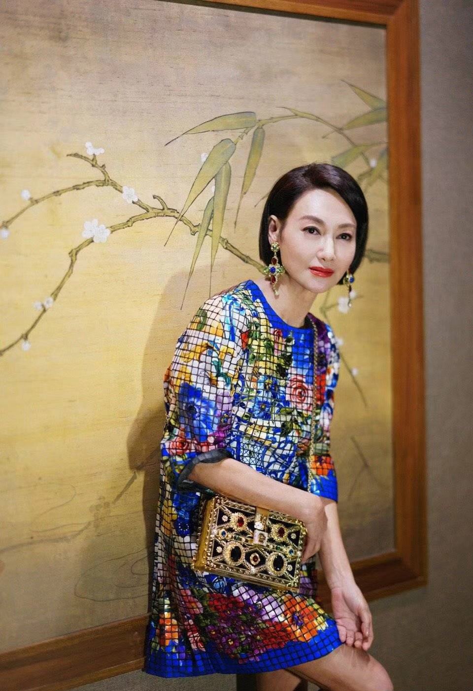 58岁惠英红剪波波头真减龄,这款百搭发型,看了也好想剪!