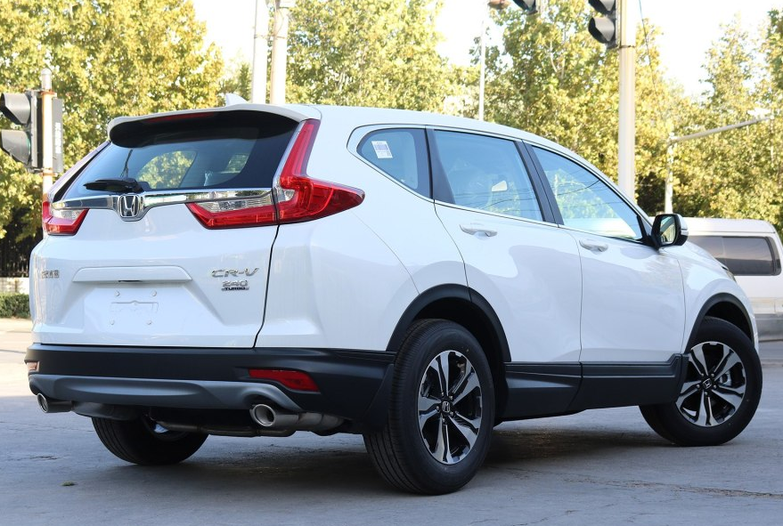 新款的白色本田crv,设计的非常超现代,驾驶乐趣方面显然要更胜一筹