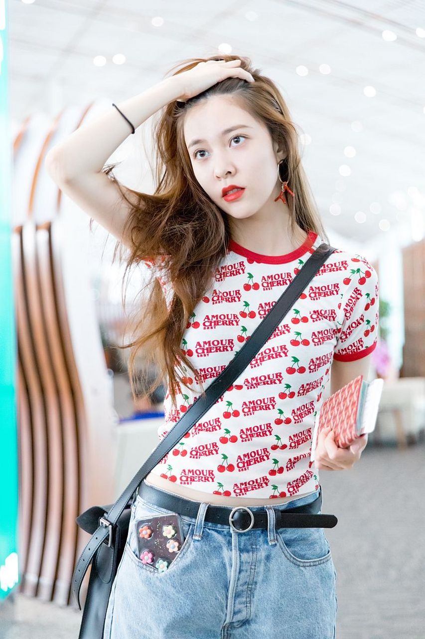 宋妍霏新恋情被狗仔拍了个正着,她和男友两人线下拥抱牵手互动很甜.