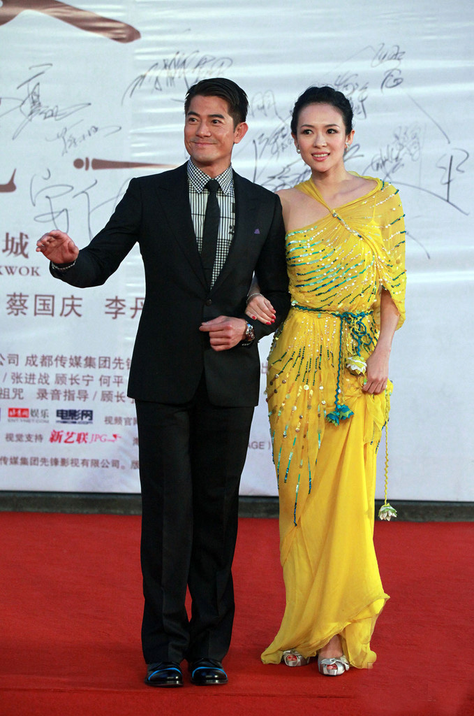 章子怡早年身穿黄色礼服,和郭富城一同走红毯,男帅女靓养眼至极