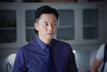 年轻时颜值不输胡歌,和张嘉译是同学,网友:红得太晚了