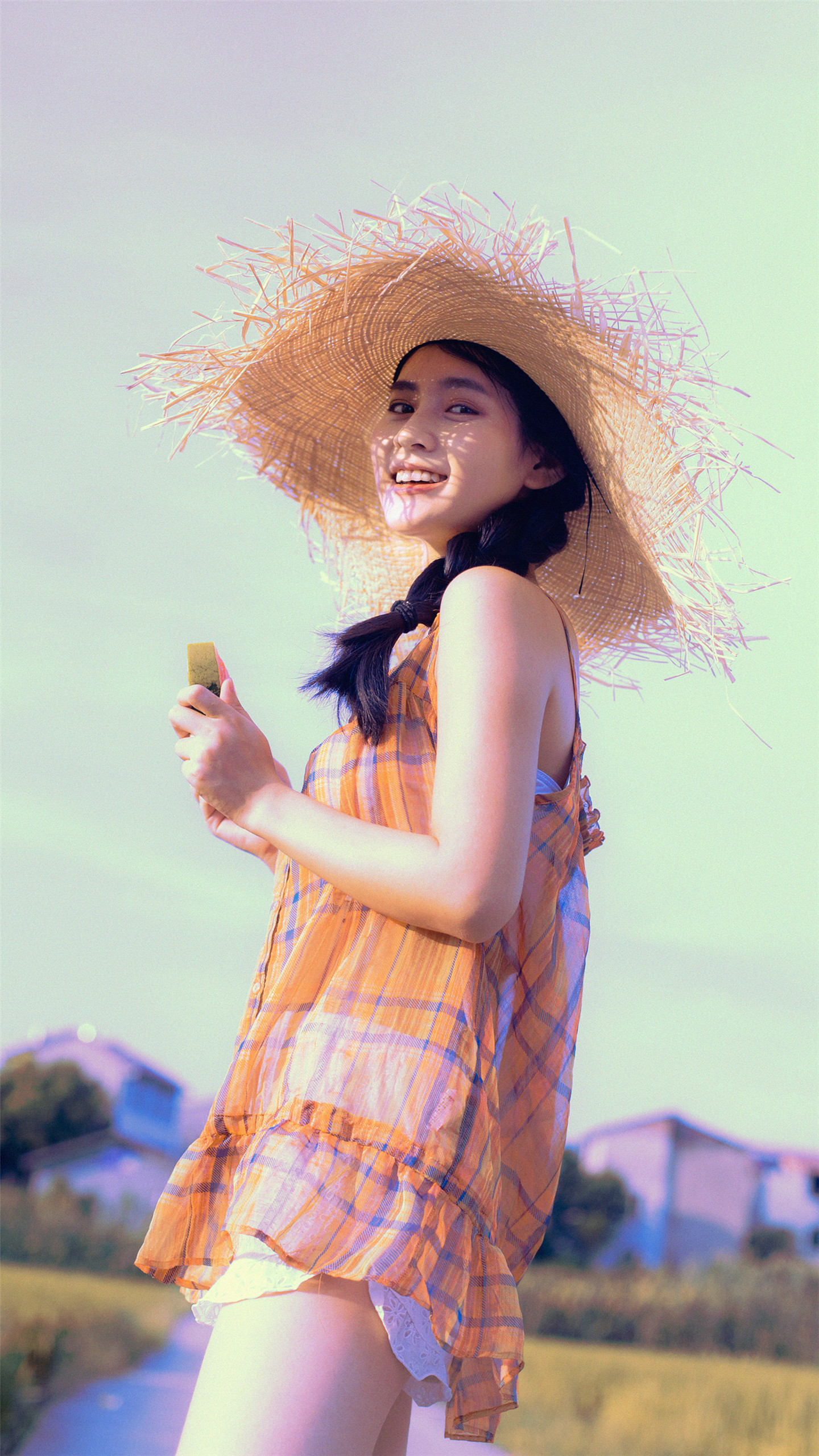 人像摄影:在金灿灿的稻田旁,戴着草帽的女孩笑容满面