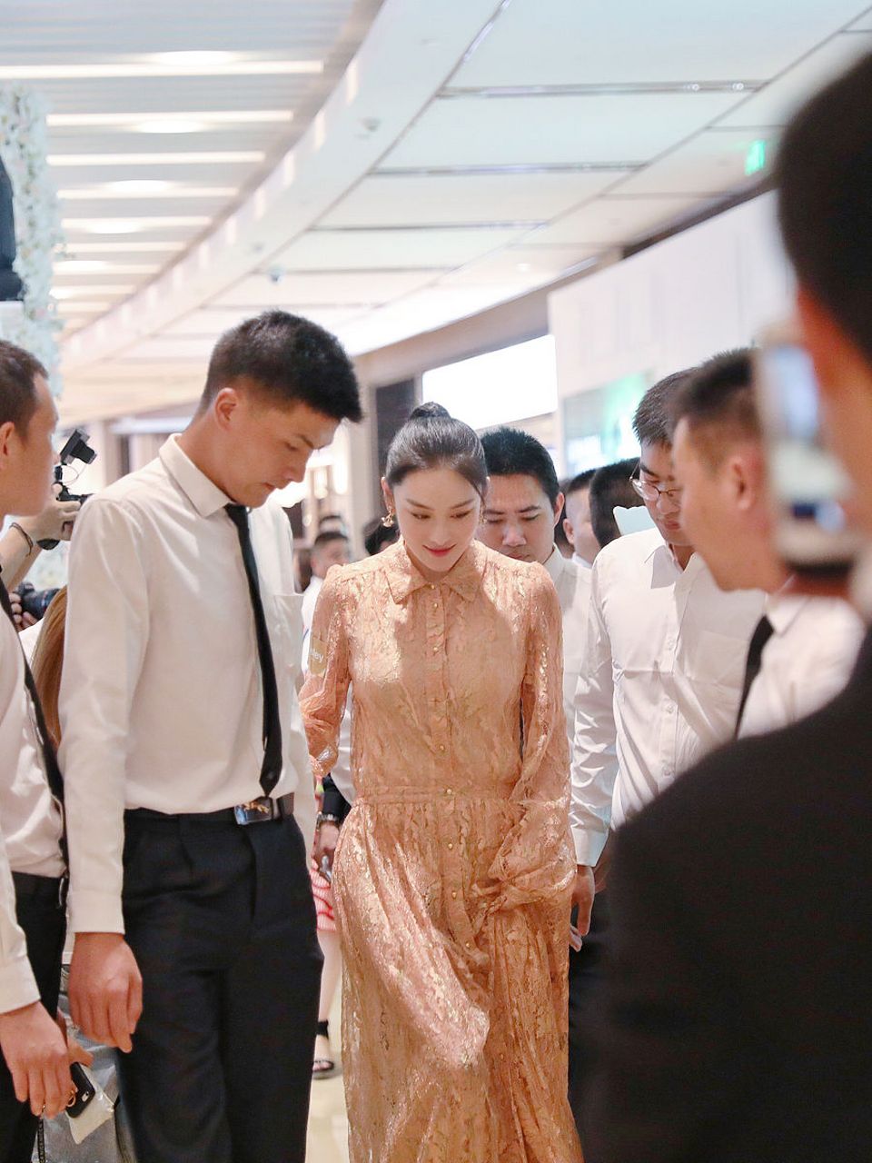 张馨予抹胸连体裤# #张馨予何捷现身支持王宝强新电影# 近日,张馨予