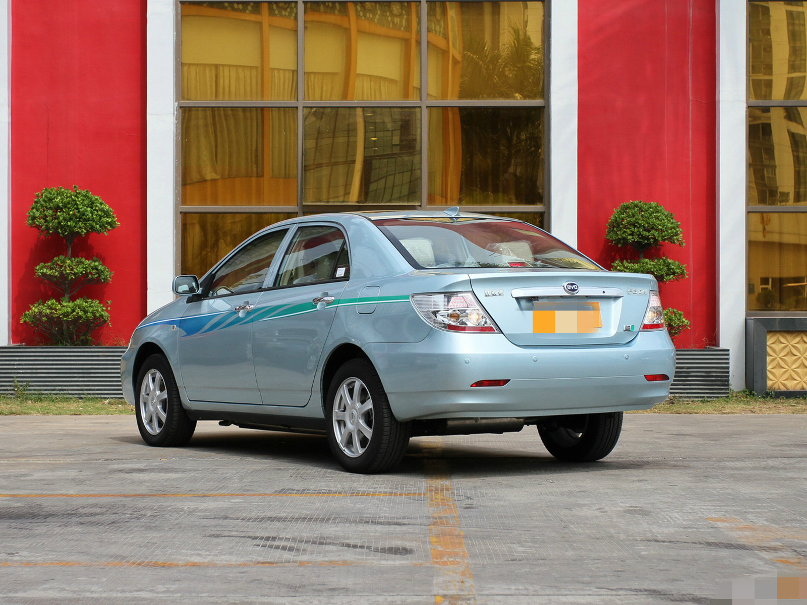 领你欣赏比亚迪f3dm的霸气外观