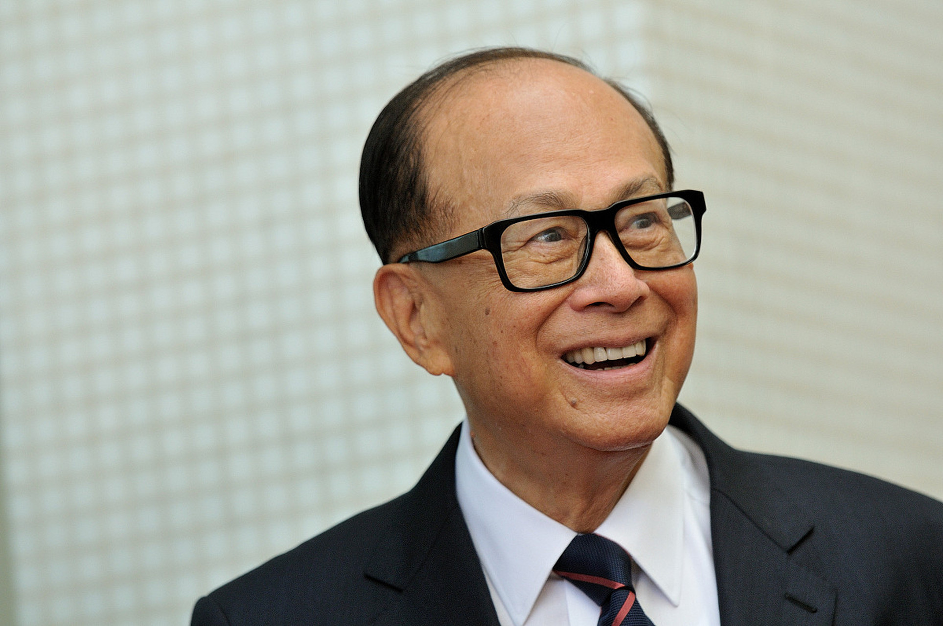 的老板,李嘉诚的商业眼光肯定不会差的,他比大多数人都懂得怎么做生意