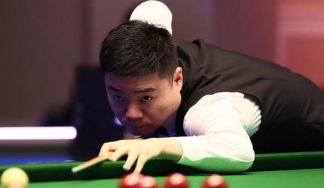 台球冠军丁俊晖,疫情期间跟爱妻学瑜伽,表情痛苦惹网友调侃