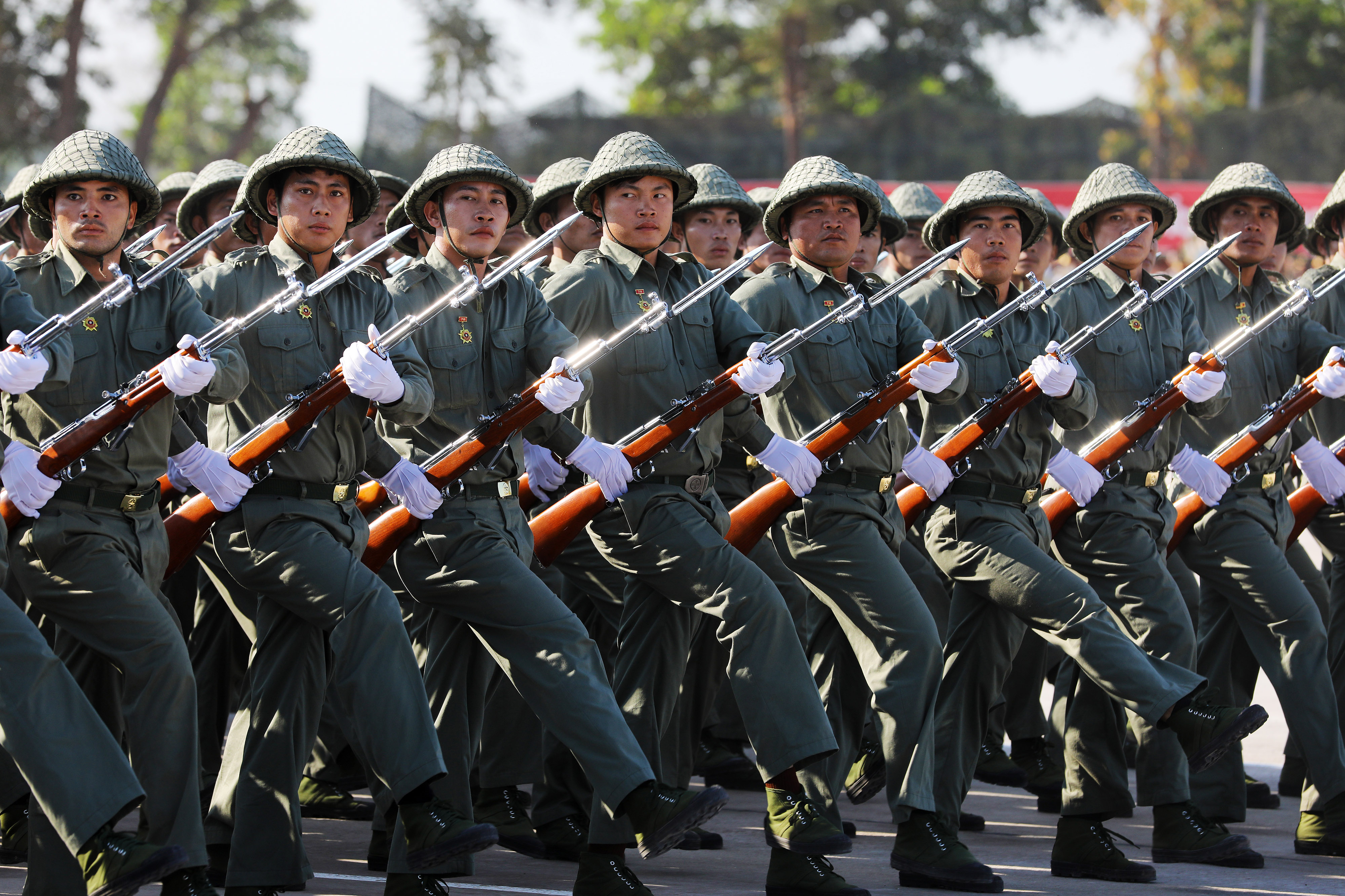 1月20日,在老挝万象省库马丹学院阅兵场,伞兵部队进行伞降表演.
