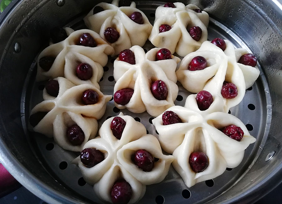 小贴士: 选用好面粉蒸出的枣馍好吃又好看;红枣提前泡1个小时.