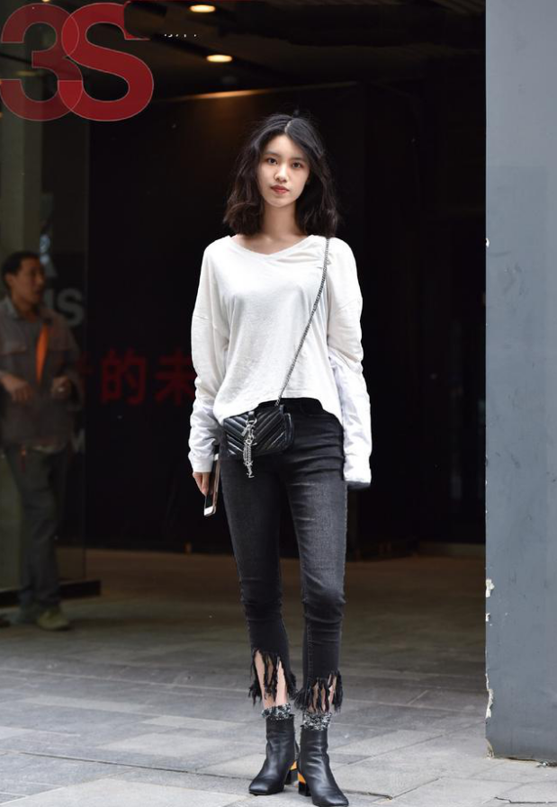 街拍:小姐姐身材丰腴,v领吊带 白色裤子,超有女人味!