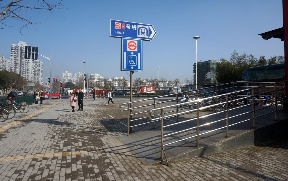浦东的东明路地铁站并非商业和办公中心,却是上海地铁的十字路口