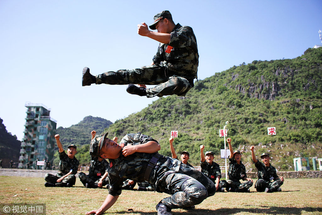 2018年10月31日,广西崇左,武警新兵解胜利训练间隙展示凌空侧踹.