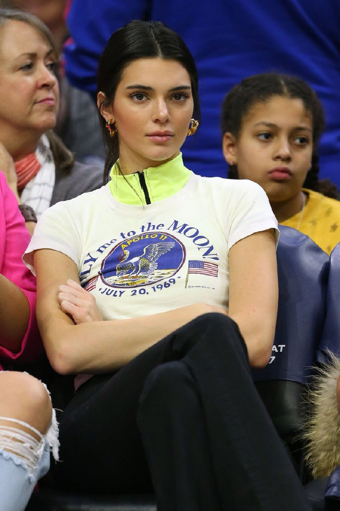 肯豆又去看西蒙斯打比赛,爆米花饮料装备齐全,看西蒙斯眼神好酸