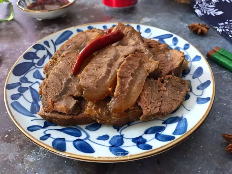 家常卤牛肉:这么好的下酒菜,用电饭煲就能做,特别省事儿
