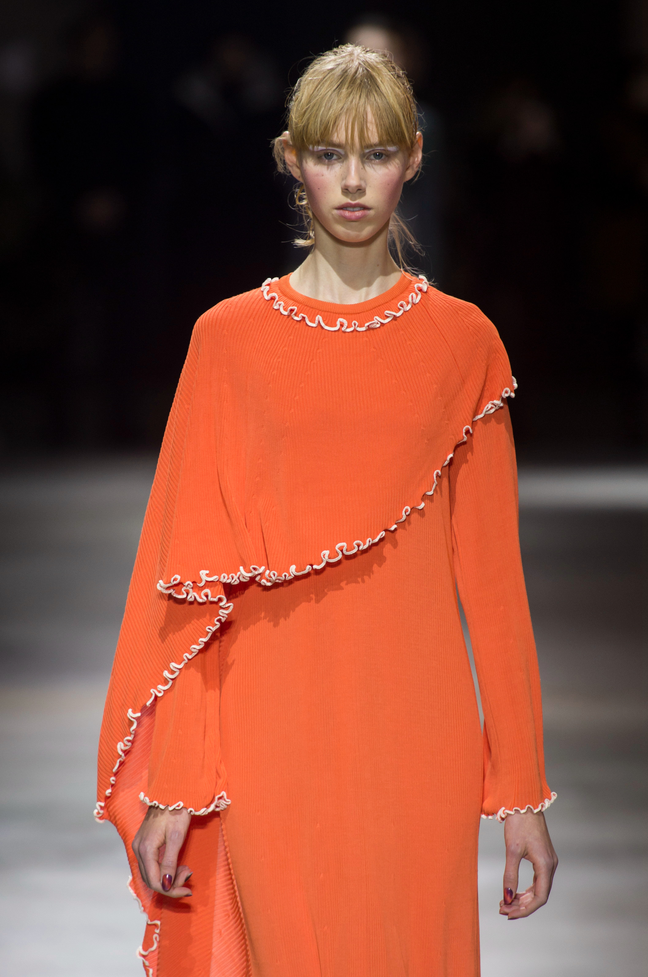 渐变色的衣服特别的好看,双排扣的设计,感觉布料特别的好