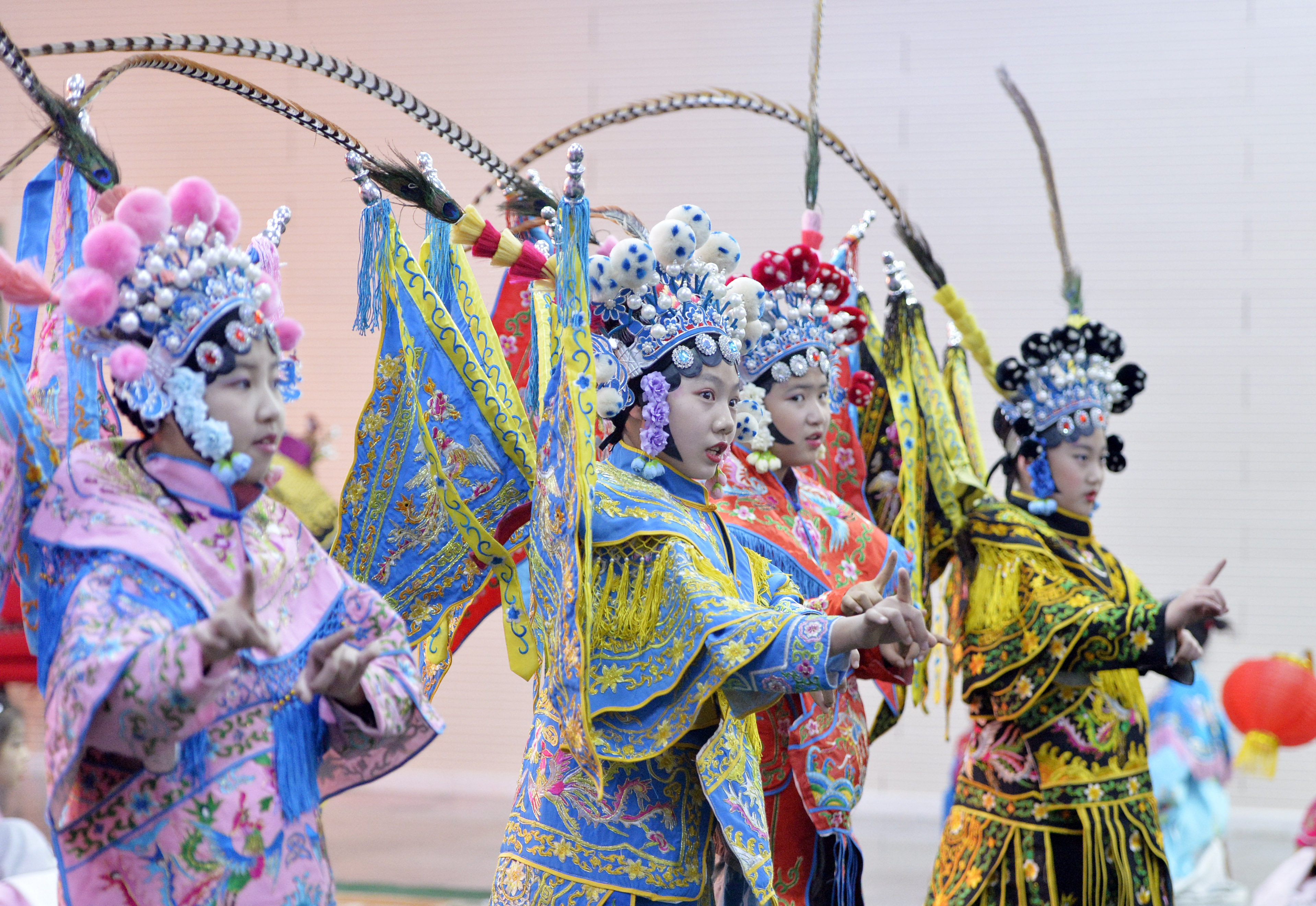 1月5日,小演员在表演京剧《穆桂英挂帅》.