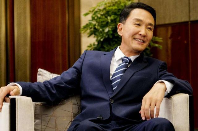 达康书记吴刚妻子,和成年儿子对嘴亲吻,网友:长大不该避讳吗?