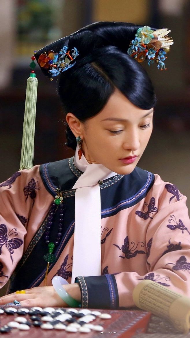 《如懿传》里周迅的宫廷扮相,是她近几年在影视剧中的颜值巅峰.