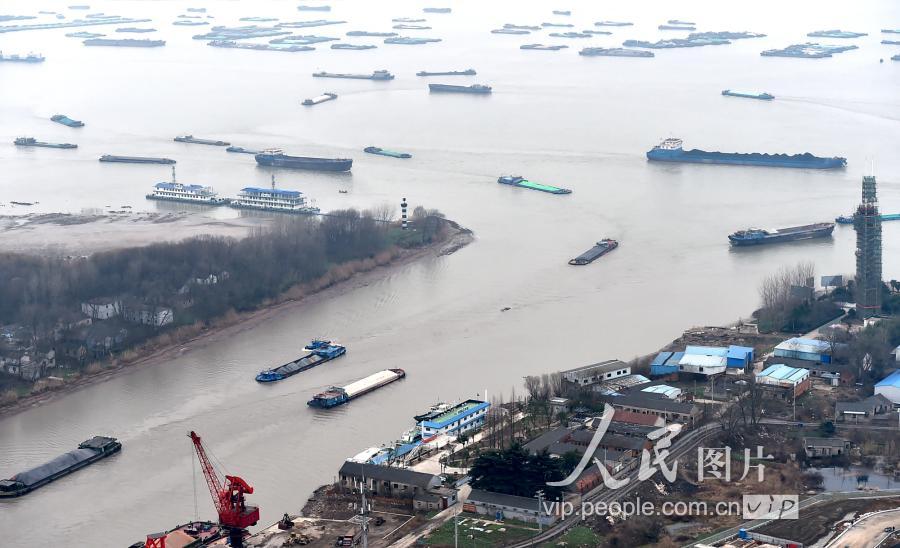 江苏扬州:京杭大运河 迎来新年水上"春运"高峰