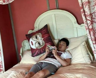 陆毅晒住的豪宅,房子装修简洁大方,卧室却装得很奇特!